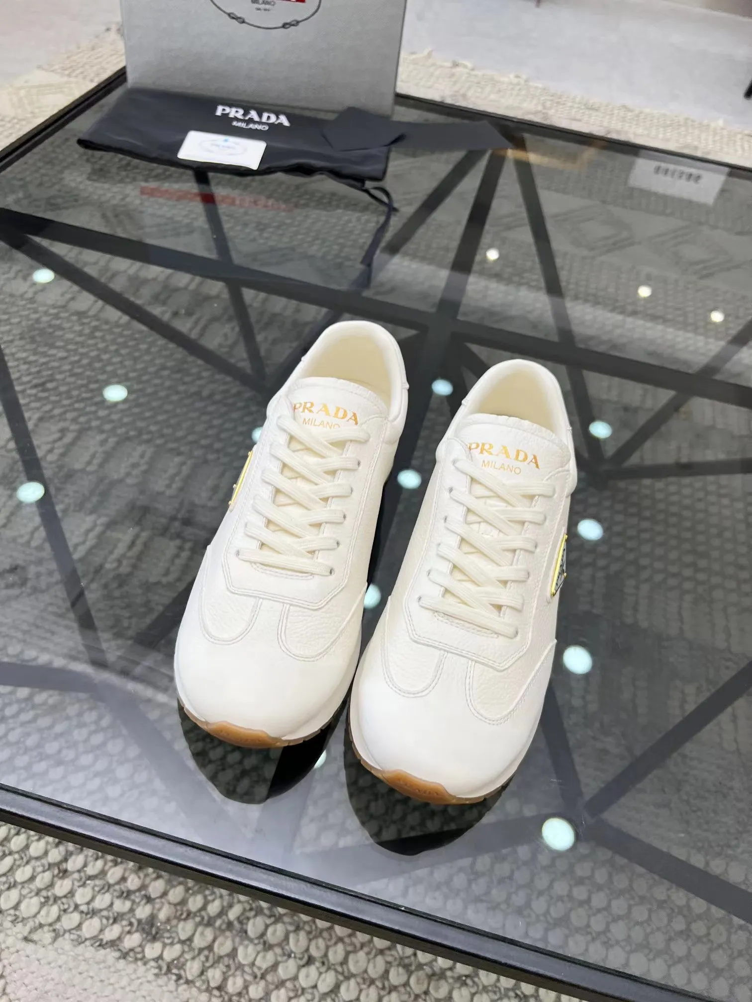 P400 38-45 Prada Prada’s new men’s leather sneakers, the highest version on the market, any comparison is welcome🆚! The original leather has excellent texture and is super high-end! Fetal sheep net lining imported from Italy, removable pad! Luxurious materials and fine workmanship, highly recommended!